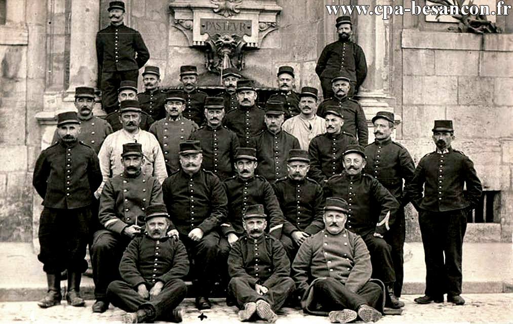 BESANÇON - Rue du Lycée - Soldats de la Grande Guerre devant la Fontaine Pasteur.